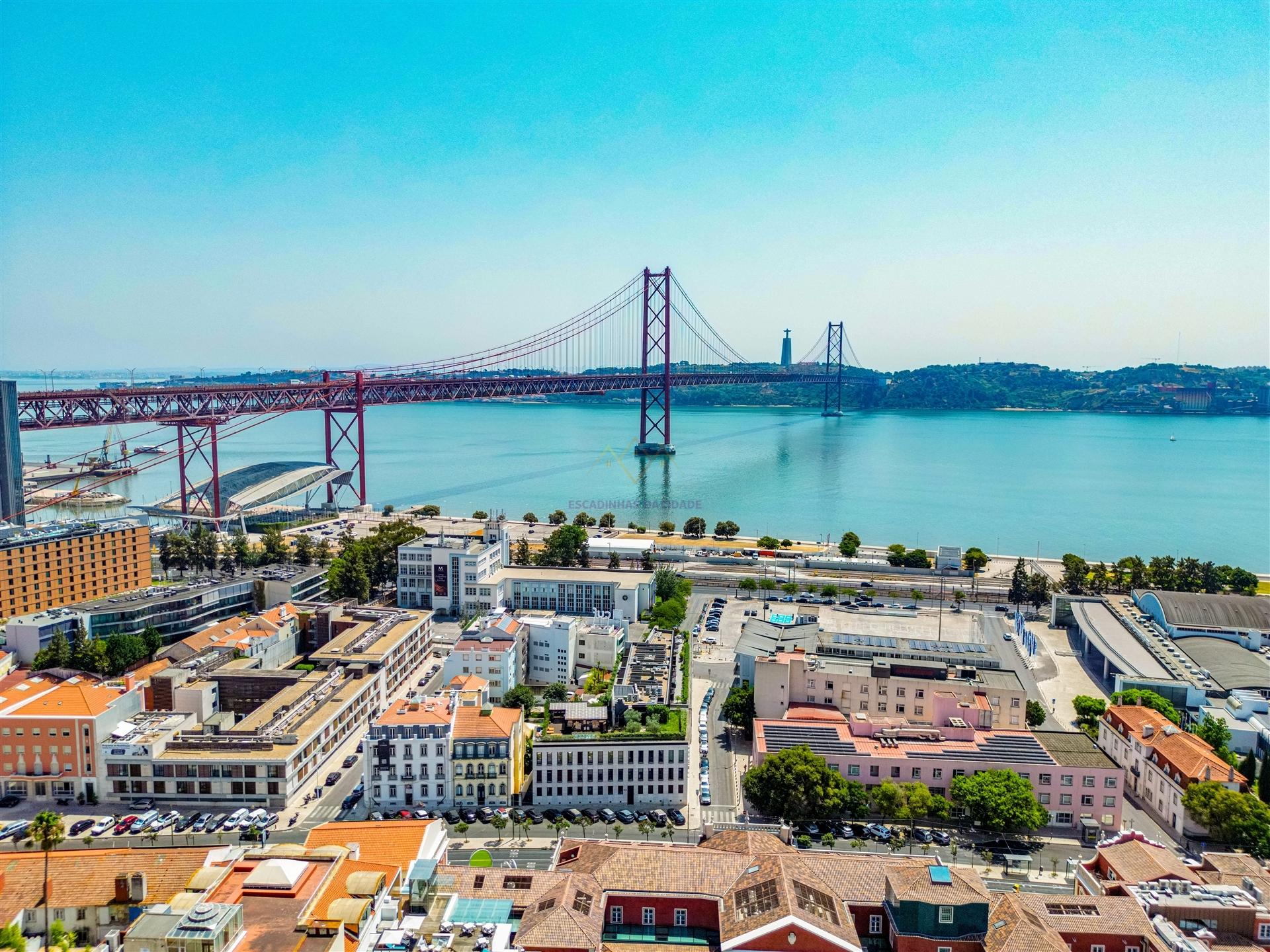 Viva o Luxo com Vista para o Tejo - Moradia com Garagem de 106 m2, no Alto Santo Amaro