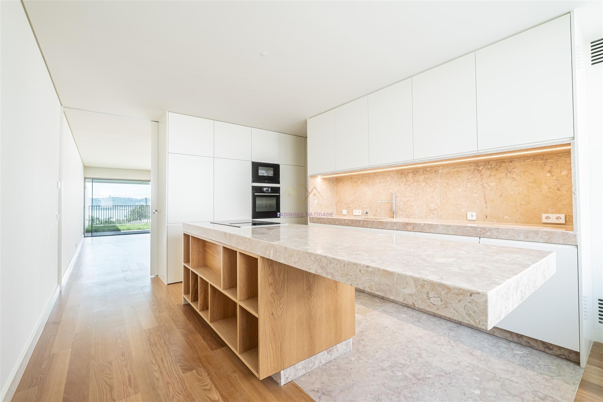 Viva o Luxo com Vista para o Tejo - Moradia com Garagem de 106 m2, no Alto Santo Amaro
