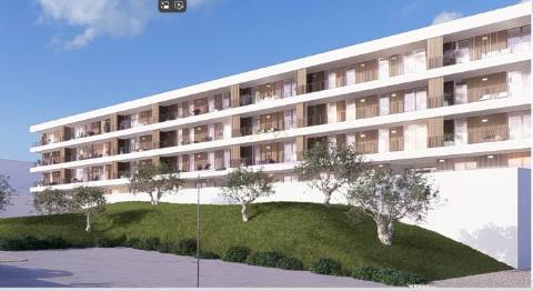 Apartamento T2 Moderno com Grande Varanda e 2 Lugares de Garagem – Portimão