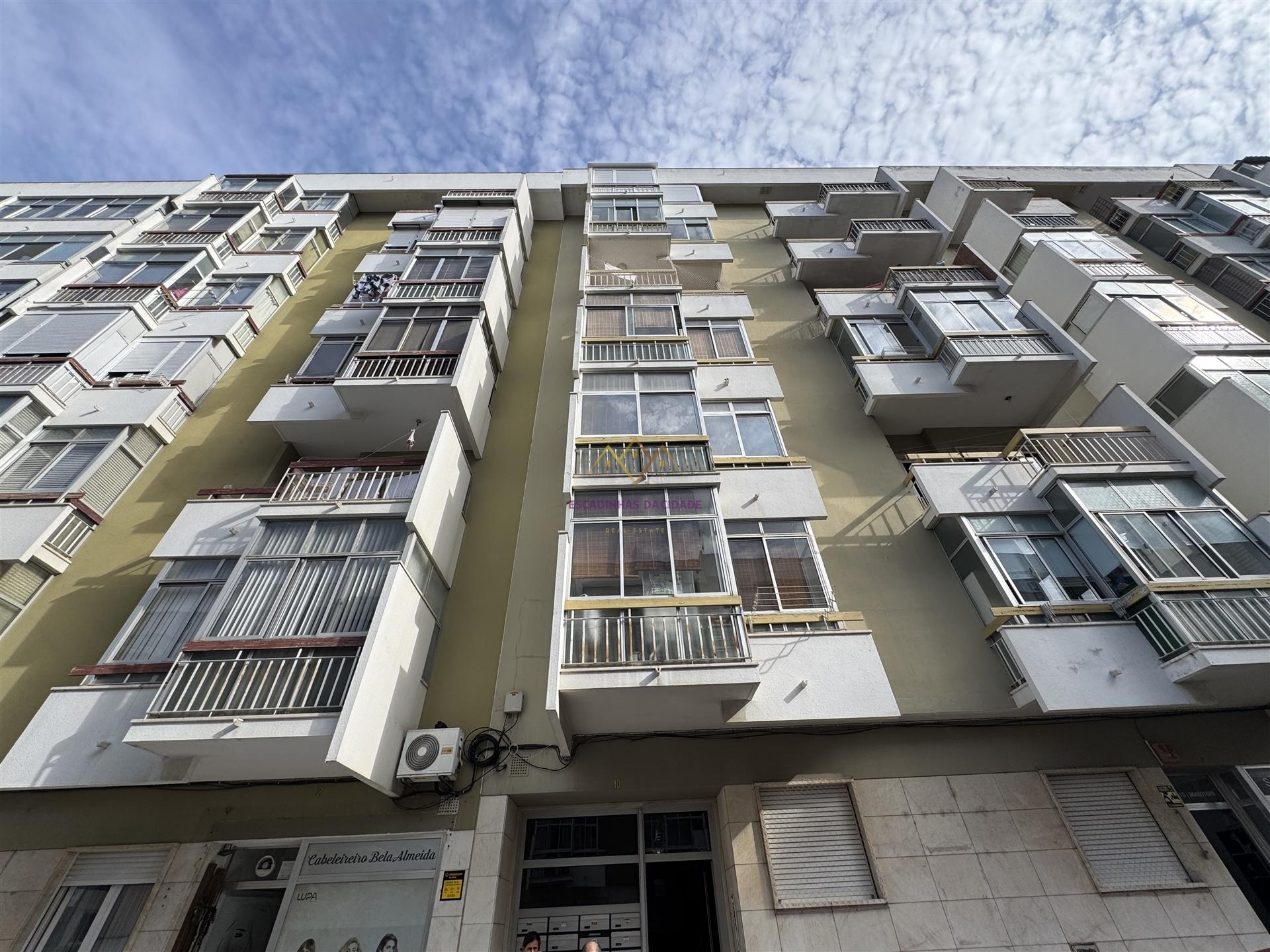 T2 em Oeiras com varanda e arrecadação a 7 min das Praias