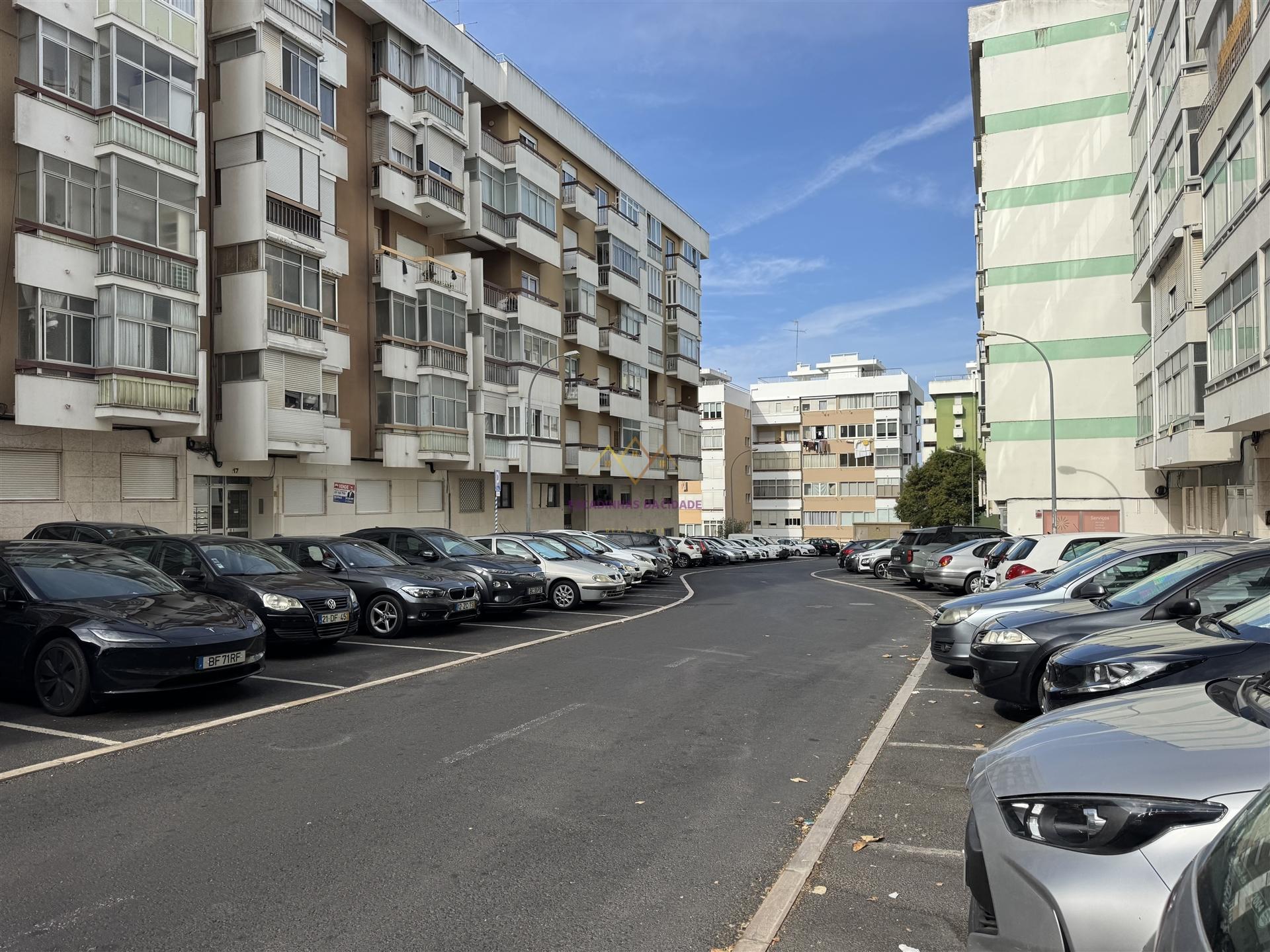 T2 em Oeiras com varanda e arrecadação a 7 min das Praias