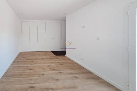 T4 com Piscina em Alverca