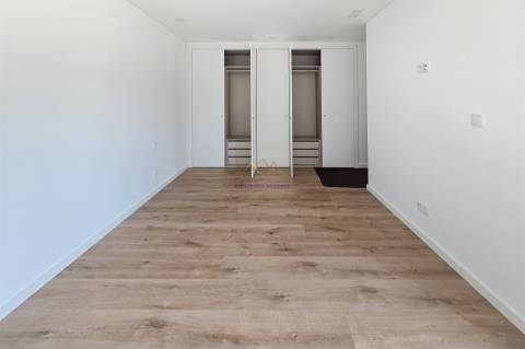 T4 com Piscina em Alverca