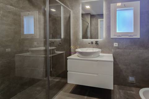 T4 com Piscina em Alverca