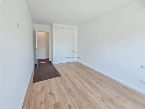 T4 com Piscina em Alverca