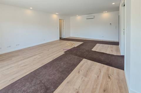 T4 com Piscina em Alverca