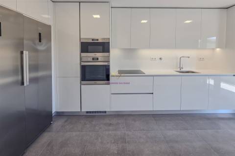 T4 com Piscina em Alverca