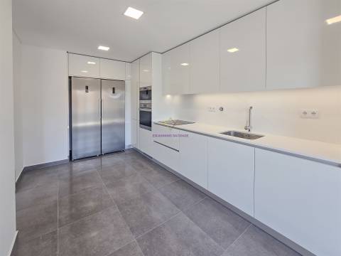 T4 com Piscina em Alverca