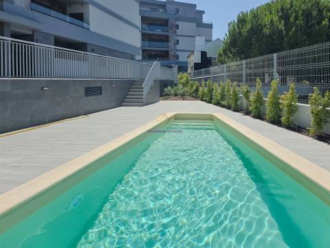 T4 com Piscina em Alverca