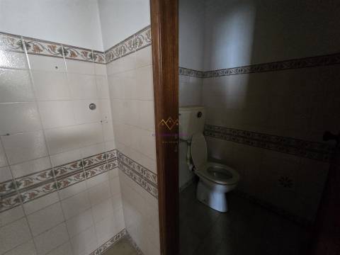 Loja para venda na Amadora - junto ao Hospital Lusiadas