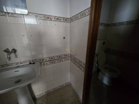 Loja para venda na Amadora - junto ao Hospital Lusiadas