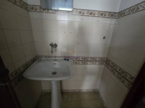 Loja para venda na Amadora - junto ao Hospital Lusiadas