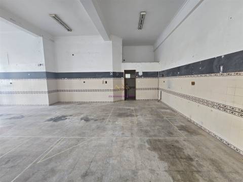 Loja para venda na Amadora - junto ao Hospital Lusiadas