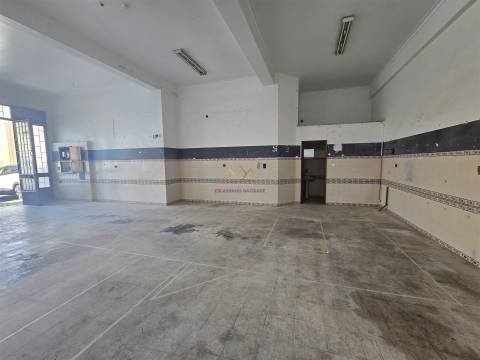 Loja para venda na Amadora - junto ao Hospital Lusiadas