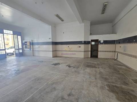 Loja para venda na Amadora - junto ao Hospital Lusiadas