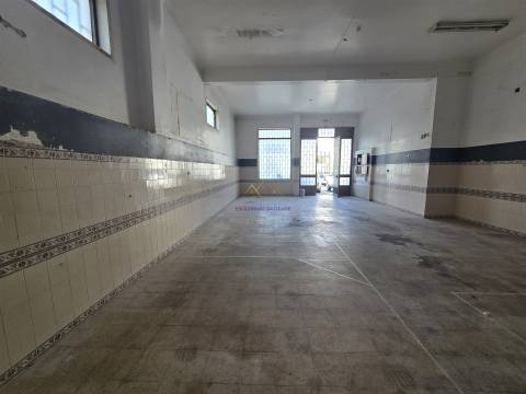 Loja para venda na Amadora - junto ao Hospital Lusiadas