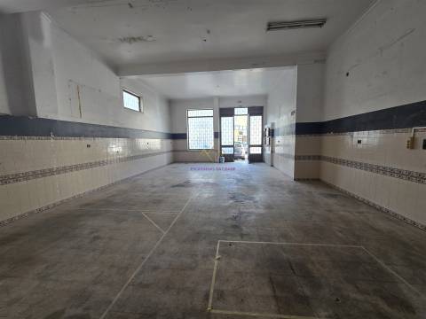 Loja para venda na Amadora - junto ao Hospital Lusiadas