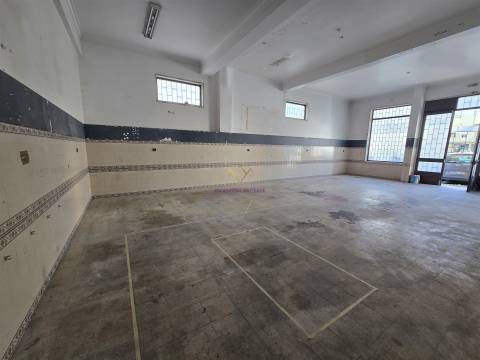 Loja para venda na Amadora - junto ao Hospital Lusiadas