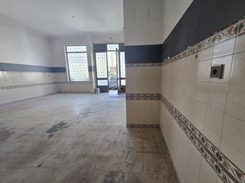 Loja para venda na Amadora - junto ao Hospital Lusiadas