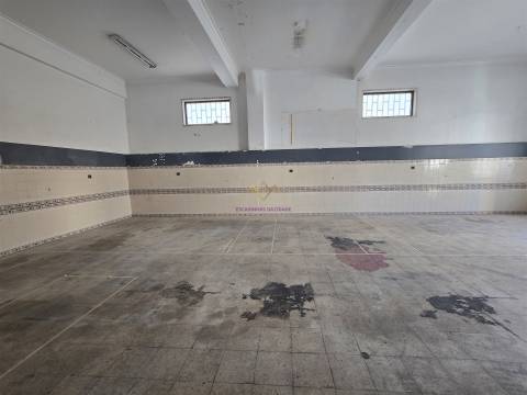 Loja para venda na Amadora - junto ao Hospital Lusiadas