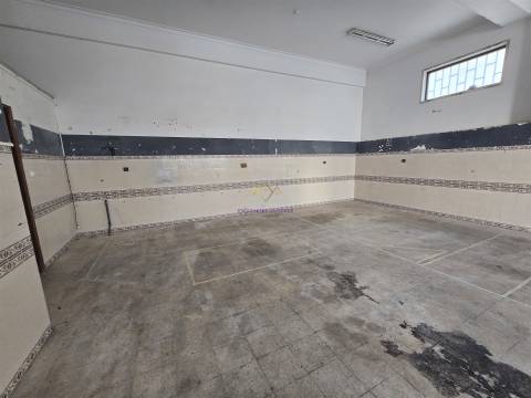Loja para venda na Amadora - junto ao Hospital Lusiadas