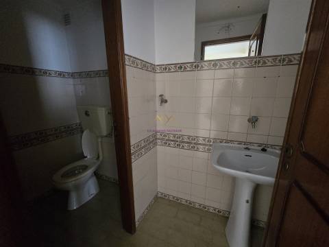 Loja para venda na Amadora - junto ao Hospital Lusiadas