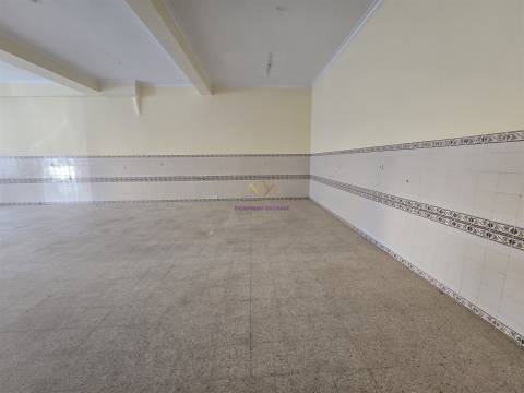 Loja para venda na Amadora - junto ao Hospital Lusiadas