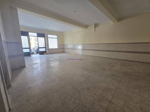 Loja para venda na Amadora - junto ao Hospital Lusiadas