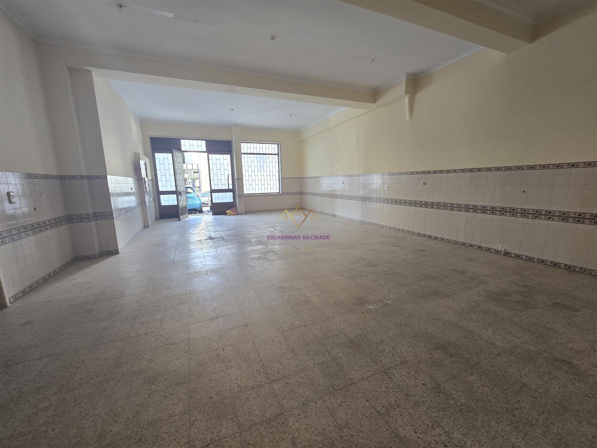 Loja para venda na Amadora - junto ao Hospital Lusiadas