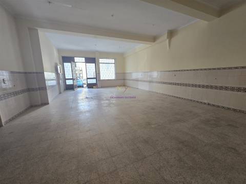 Loja para venda na Amadora - junto ao Hospital Lusiadas