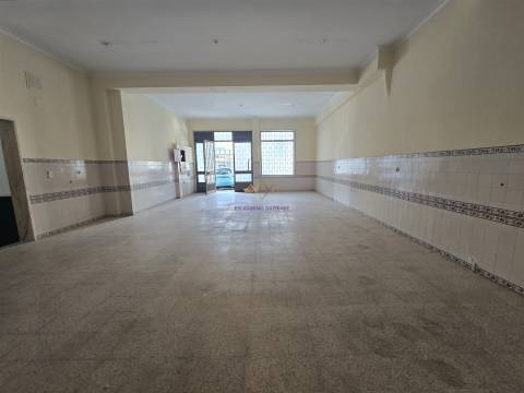 Loja para venda na Amadora - junto ao Hospital Lusiadas