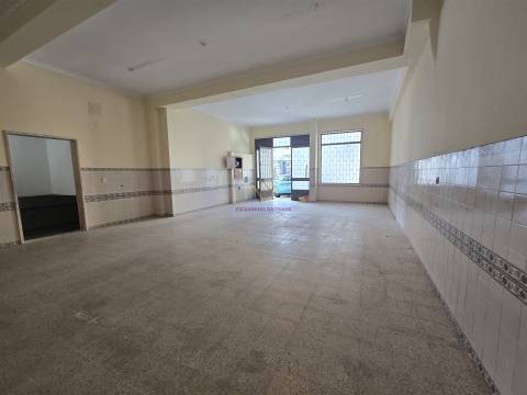 Loja para venda na Amadora - junto ao Hospital Lusiadas