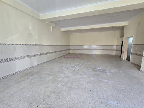 Loja para venda na Amadora - junto ao Hospital Lusiadas