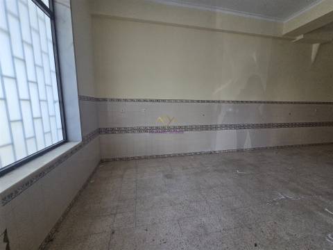 Loja para venda na Amadora - junto ao Hospital Lusiadas