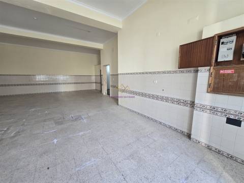 Loja para venda na Amadora - junto ao Hospital Lusiadas