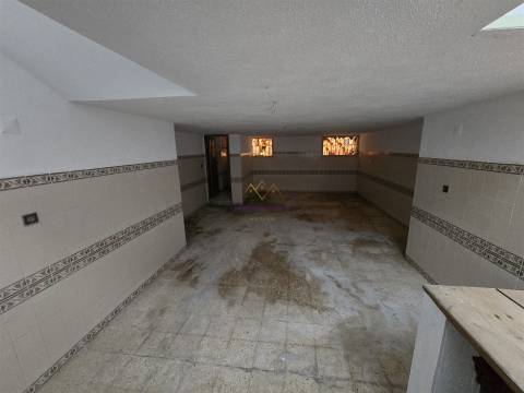 Loja para venda na Amadora - junto ao Hospital Lusiadas