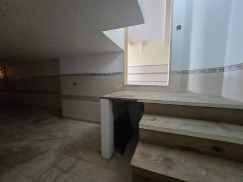 Loja para venda na Amadora - junto ao Hospital Lusiadas