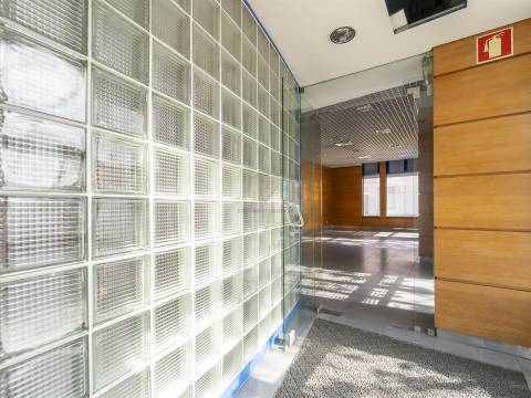 Olivais, 2 Lojas interligadas ideal para converter em habitacional