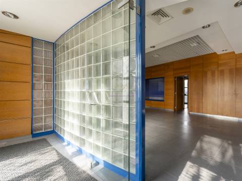 Olivais, 2 Lojas interligadas ideal para converter em habitacional