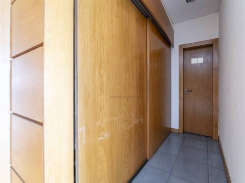 Olivais, 2 Lojas interligadas ideal para converter em habitacional