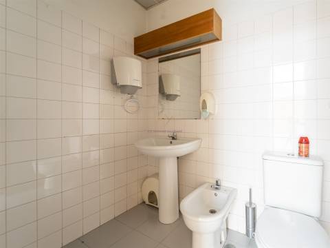 Olivais, 2 Lojas interligadas ideal para converter em habitacional