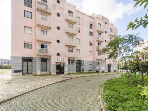 Olivais, 2 Lojas interligadas ideal para converter em habitacional