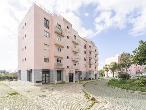 Olivais, 2 Lojas interligadas ideal para converter em habitacional