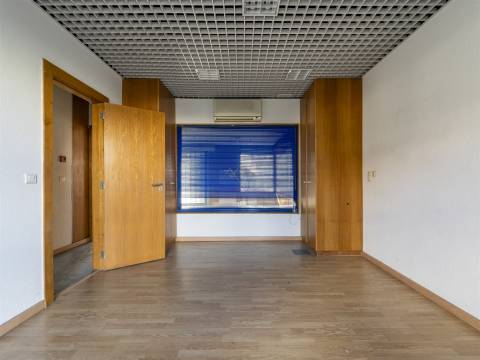 Olivais, 2 Lojas interligadas ideal para converter em habitacional