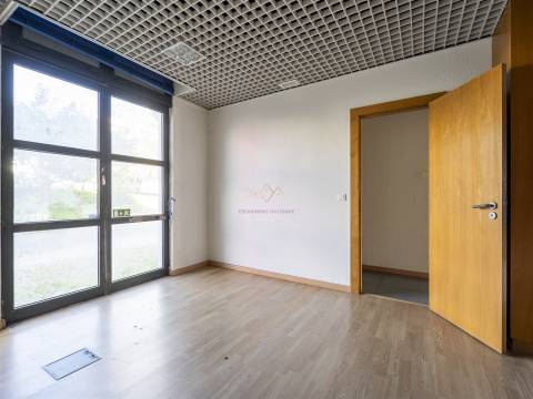 Olivais, 2 Lojas interligadas ideal para converter em habitacional