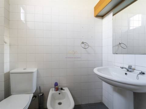 Olivais, 2 Lojas interligadas ideal para converter em habitacional