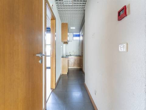 Olivais, 2 Lojas interligadas ideal para converter em habitacional