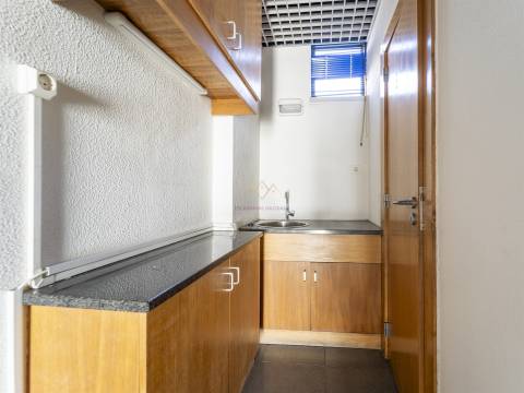 Olivais, 2 Lojas interligadas ideal para converter em habitacional