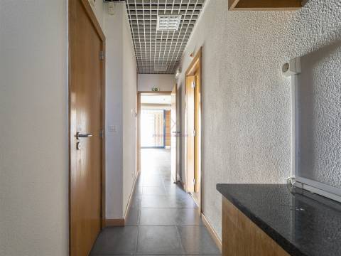 Olivais, 2 Lojas interligadas ideal para converter em habitacional