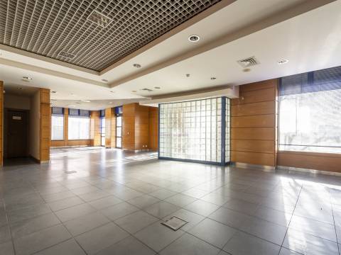 Olivais, 2 Lojas interligadas ideal para converter em habitacional